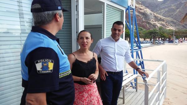 FLORENTINO GUZMÁN Y PATRICIA HERNÁNDEZ JUNTO A UN AGENTE DE LA POLICÍA LOCAL FLORENTINO GUZMÁN Y PATRICIA HERNÁNDEZ JUNTO A UN AGENTE DE LA POLICÍA LOCAL