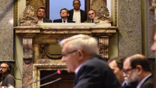 El presidente de la Comunidad Valenciana, Ximo Puig (en el balcón 2i), durante la sesión de constitución del Ayuntamiento de Valencia. El presidente de la Comunidad Valenciana, Ximo Puig (en el balcón 2i), durante la sesión de constitución del Ayuntamiento de Valencia.