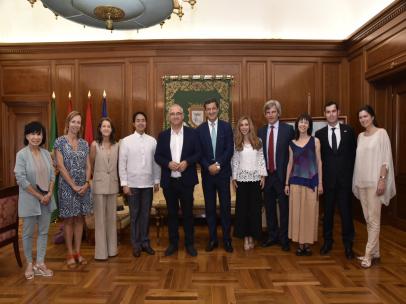 Enrique Maya junto a representantes de la Asociación de Amigos Navarra&Filipinas