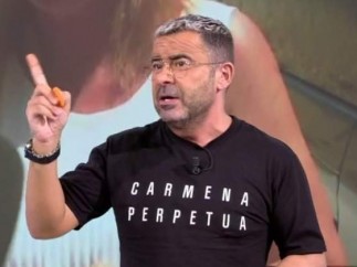 Jorge Javier Vázquez viste una camiseta en la que pone "Carmena Perpetua" en el programa 'Sálvame'
