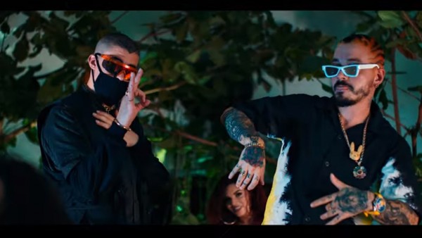 Frame del nuevo videoclip de J Balvin y Bad Bunny
