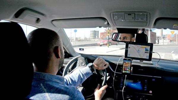Un conducto al volante de un vehículo Un conducto al volante de un vehículo