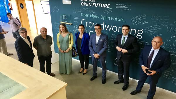 Visita de representantes de la Junta de Andalucía y Telefónica al acelerador de 'startups' El Cubo, en Sevilla. Visita de representantes de la Junta de Andalucía y Telefónica al acelerador de 'startups' El Cubo, en Sevilla.