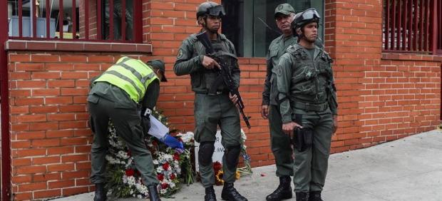 Ofrenda en honor del militar muerto en Venezuela