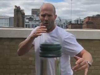 Jason Statham abre una botella con una patada giratoria