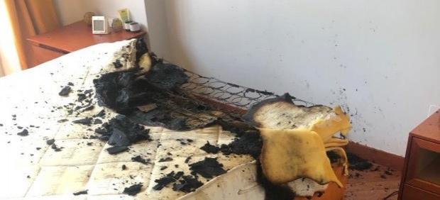 Un cargador quema un colchn y provoca un incendio en un piso. 