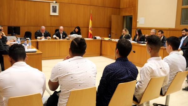 Cinco de los seis acusados de abusar sexualmente de una menor en Manresa (Barcelona) en 2016 durante el inicio del juicio en la Audiencia de Barcelona. Cinco de los seis acusados de abusar sexualmente de una menor en Manresa (Barcelona) en 2016 durante el inicio del juicio en la Audiencia de Barcelona.