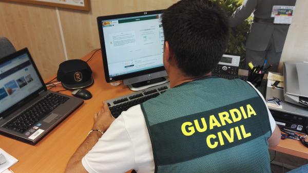 Agente de la Guardia Civil. Agente de la Guardia Civil.