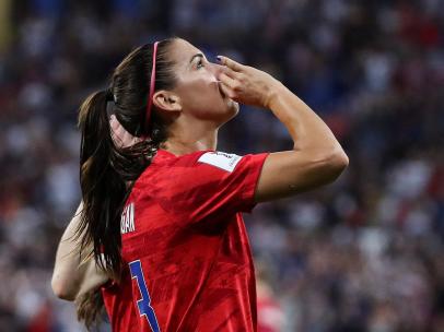Alex Morgan celebra su gol a Inglaterra