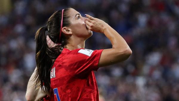 Alex Morgan celebra su gol a Inglaterra Alex Morgan celebra su gol a Inglaterra