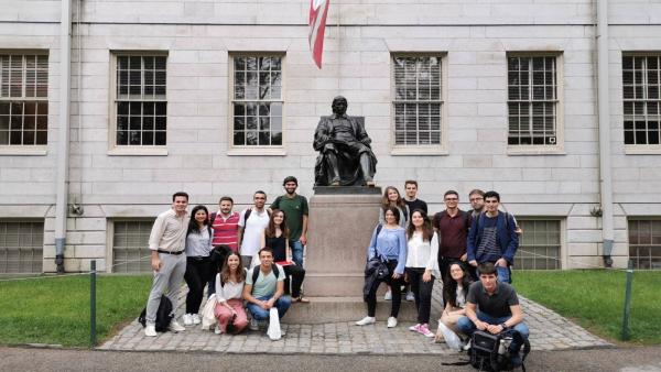 Un graduado en Tecnologías Industriales de la US, Pablo Bellido, visita Harvard y el MIT de Boston gracias a 'Movers by FUE' Un graduado en Tecnologías Industriales de la US, Pablo Bellido, visita Harvard y el MIT de Boston gracias a 'Movers by FUE'