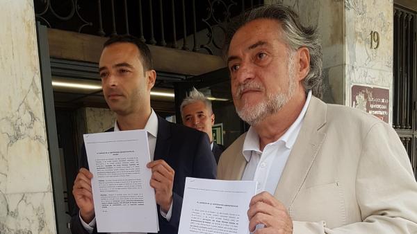 El portavoz del PSOE en el Ayuntamiento de Madrid, Pepu Hernández, y el concejal socialista Alfredo González, en los juzgados tras recurrir la moratoria de Madrid Central. El portavoz del PSOE en el Ayuntamiento de Madrid, Pepu Hernández, y el concejal socialista Alfredo González, en los juzgados tras recurrir la moratoria de Madrid Central.