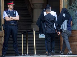 Tres de los siete acusados de violar a una menor en Manresa a su llegada a la Audiencia de Barcelona