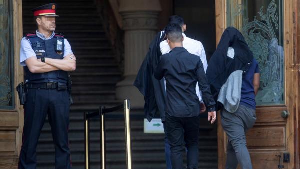 Tres de los siete acusados de violar a una menor en Manresa a su llegada a la Audiencia de Barcelona Tres de los siete acusados de violar a una menor en Manresa a su llegada a la Audiencia de Barcelona