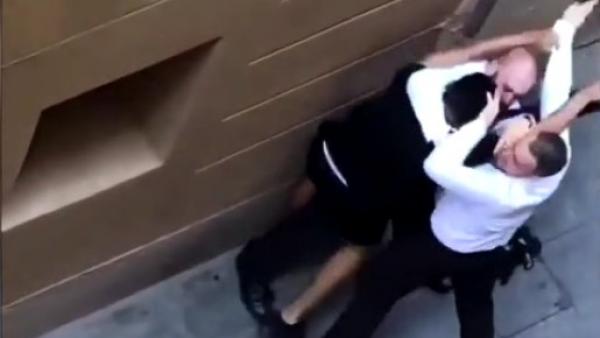Imagen del vídeo del forcejeo entre un grupo de menas y un vigilante de seguridad en la calle Canuda de Barcelona. Imagen del vídeo del forcejeo entre un grupo de menas y un vigilante de seguridad en la calle Canuda de Barcelona.