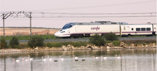 Tren Renfe cubriendo un trayecto 