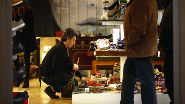 Trabajador autónomo en una tienda de zapatos Trabajador autónomo en una tienda de zapatos