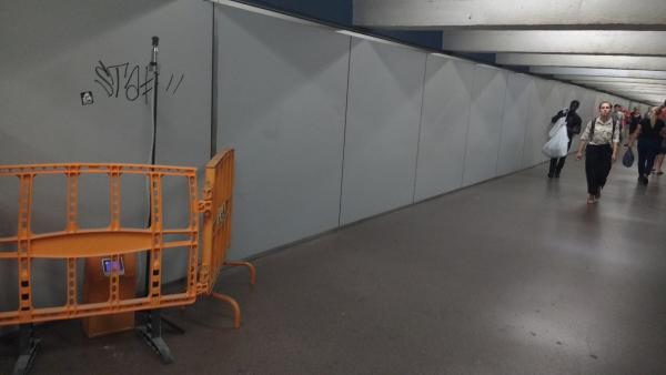 Un aparato medidor de la calidad del aire en el pasillo que conecta la L3 y la L4 de la estación de Metro de Passeig de Gràcia. Un aparato medidor de la calidad del aire en el pasillo que conecta la L3 y la L4 de la estación de Metro de Passeig de Gràcia.