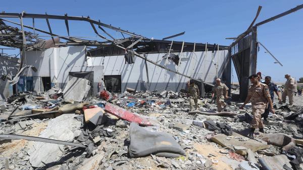 Imagen del centro de detención de migrantes de Trípoli (Libia) tras un ataque aéreo. Imagen del centro de detención de migrantes de Trípoli (Libia) tras un ataque aéreo.