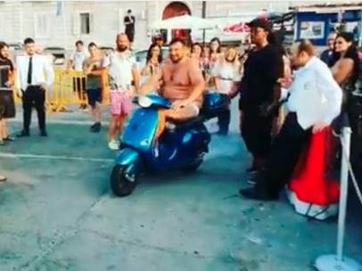 Balotelli desafía a un hombre a tirarse al mar con su scooter