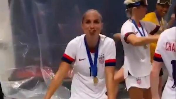 Alex Morgan perrea tras ganar el Mundial de Francia Alex Morgan perrea tras ganar el Mundial de Francia