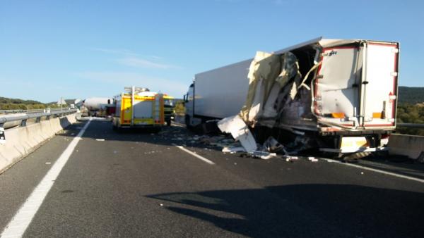 Accidente de tráfico por el choque de dos camiones en la A-381 a la altura de Alcalá de los Gazules Accidente de tráfico por el choque de dos camiones en la A-381 a la altura de Alcalá de los Gazules