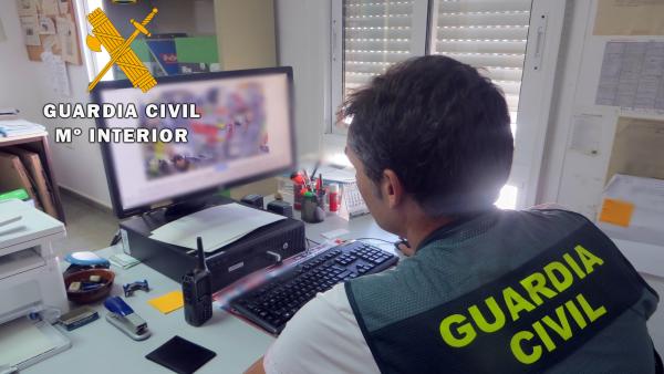 Agente de la Guardia Civil del dispositivo para detener al presunto autor del asalto a una vivienda en Níjar (Almería) Agente de la Guardia Civil del dispositivo para detener al presunto autor del asalto a una vivienda en Níjar (Almería)