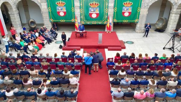 Miguel Ángel Revilla jura el cargo de presidente de Cantabria y toma posesión por cuarta vez en su historia Miguel Ángel Revilla jura el cargo de presidente de Cantabria y toma posesión por cuarta vez en su historia