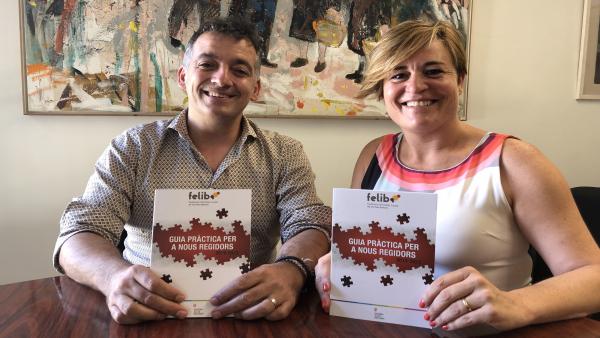 El presidente de la Felib, Joan Carles Verd, y la secretaria general, Neus Serra, en la presentación de la guiói de información municipal para los nuevos regidores El presidente de la Felib, Joan Carles Verd, y la secretaria general, Neus Serra, en la presentación de la guiói de información municipal para los nuevos regidores