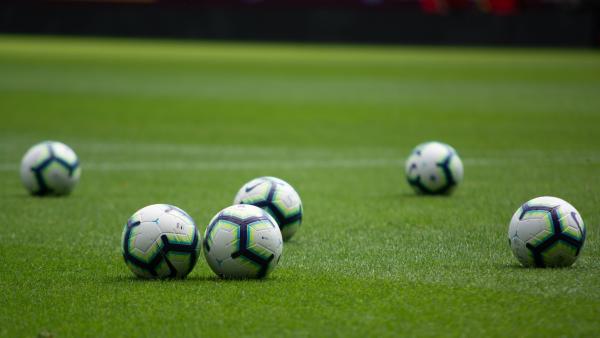 Pelotas en un campo de fútbol Pelotas en un campo de fútbol