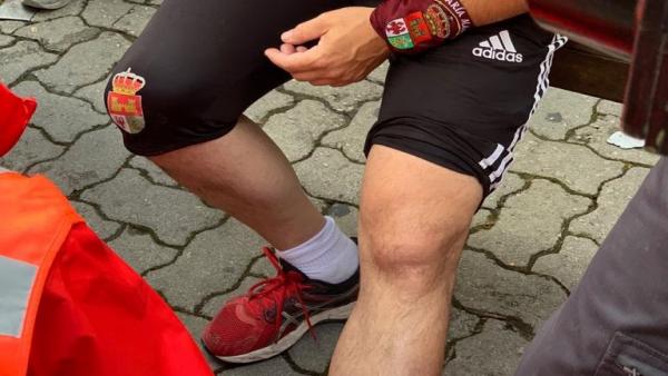 Personal de Cruz Roja atiende a uno de los heridos en el segundo encierro de San Fermín 2019 Personal de Cruz Roja atiende a uno de los heridos en el segundo encierro de San Fermín 2019