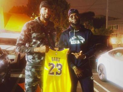 LeBron James entrega su 23 a Anthony Davis