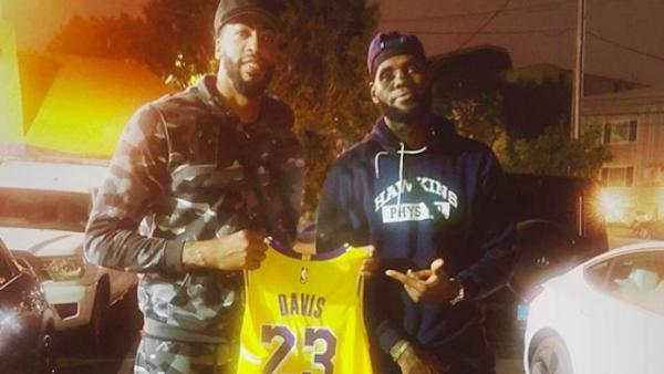 LeBron James entrega su 23 a Anthony Davis LeBron James entrega su 23 a Anthony Davis