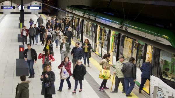 Usuarios en el metro de Málaga Usuarios en el metro de Málaga
