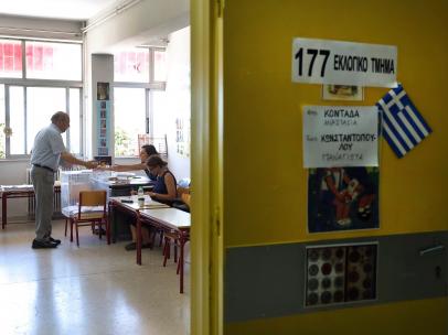 Un hombre vota en un colegio electoral en Grecia.