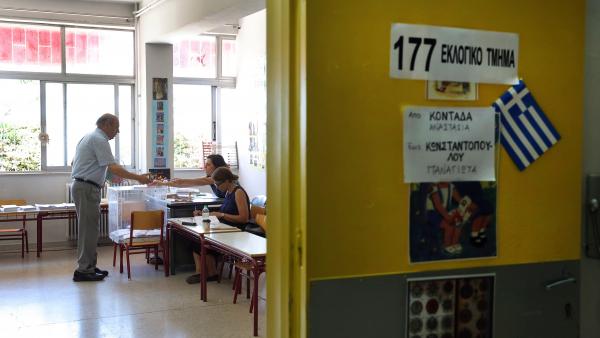 Un hombre vota en un colegio electoral en Grecia. Un hombre vota en un colegio electoral en Grecia.