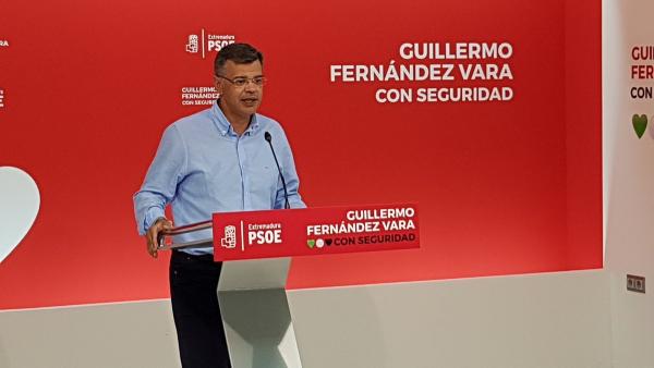 El portavoz del PSOE extremeño, Juan Antonio González, en rueda de prensa para hablar sobre el tripartito en Badajoz El portavoz del PSOE extremeño, Juan Antonio González, en rueda de prensa para hablar sobre el tripartito en Badajoz