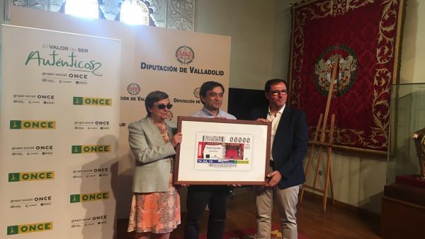 De izquierda a derecha: la consejera territorial de la ONCE, Mª Luz Hernández; el portavoz del Euipo de Gobierno de la Diputación, Agapito Hernández; y el delegado territorial de la ONCE en CyL, Ismael Pérez De izquierda a derecha: la consejera territorial de la ONCE, Mª Luz Hernández; el portavoz del Euipo de Gobierno de la Diputación, Agapito Hernández; y el delegado territorial de la ONCE en CyL, Ismael Pérez