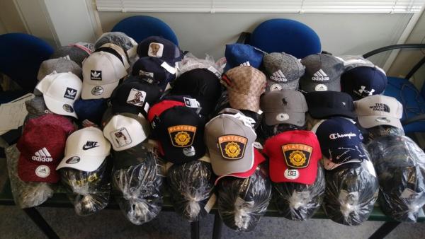 Gorras decomisadas en València Gorras decomisadas en València