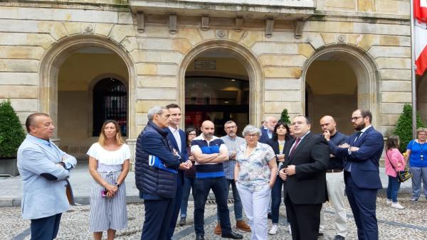 Jacobo Cosmen, presidente de Alsa, junto a la alcaldesa de Gijón, Ana González, y otras autoridades, durante la presentación del bus turístico. Jacobo Cosmen, presidente de Alsa, junto a la alcaldesa de Gijón, Ana González, y otras autoridades, durante la presentación del bus turístico.