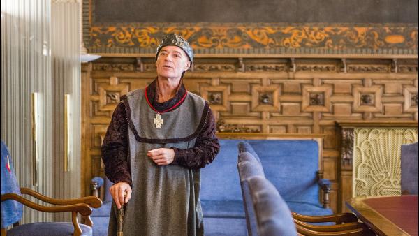 Uno de los actores que protagoniza las visitas guiadas teatralizadas al edificio de la Fundación Caja Rural de Aragón. Uno de los actores que protagoniza las visitas guiadas teatralizadas al edificio de la Fundación Caja Rural de Aragón.