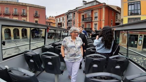 La alcaldesa de Gijón, Ana González (PSOE), durante su visita al Bus Turístico. La alcaldesa de Gijón, Ana González (PSOE), durante su visita al Bus Turístico.