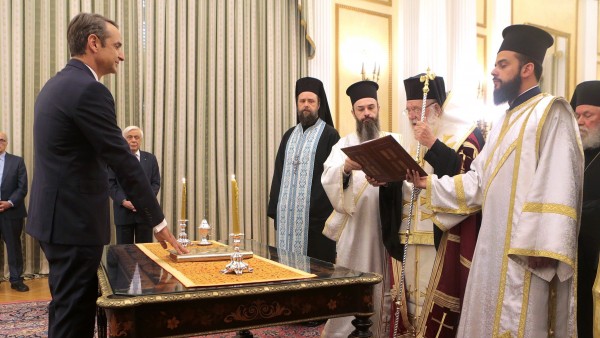 A diferencia de su antecesor, el izquierdista Alexis Tsipras, el líder conservador optó por el juramento religioso y lo hizo ante el arzobispo de Atenas, Jerónimo II A diferencia de su antecesor, el izquierdista Alexis Tsipras, el líder conservador optó por el juramento religioso y lo hizo ante el arzobispo de Atenas, Jerónimo II