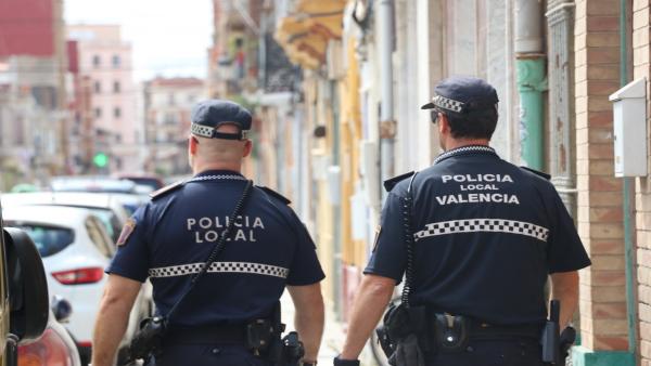 Agents de Policia Local de València, increpats en El Cabanyal en acudir per sorolls i música alta Agents de Policia Local de València, increpats en El Cabanyal en acudir per sorolls i música alta
