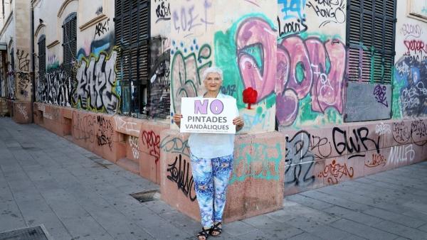 La escritora Eusèbia Rayó participa en la campaña de ARCA contra las pintadas vandálicas. La escritora Eusèbia Rayó participa en la campaña de ARCA contra las pintadas vandálicas.
