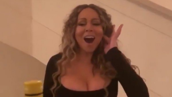 Mariah Carey hace el 'Bottle Cap Challenge' Mariah Carey hace el 'Bottle Cap Challenge'