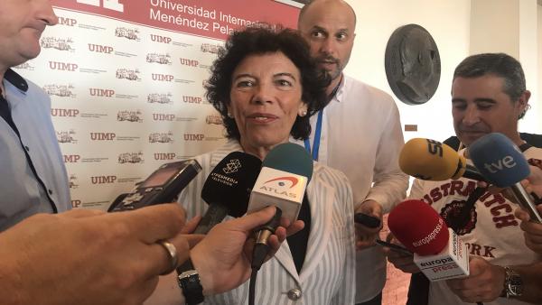 La portavoz del Gobierno y ministra de Educación en funciones, Isabel Celaá, atiende a los medios en la Universidad Internacional Menéndez Pelayo La portavoz del Gobierno y ministra de Educación en funciones, Isabel Celaá, atiende a los medios en la Universidad Internacional Menéndez Pelayo