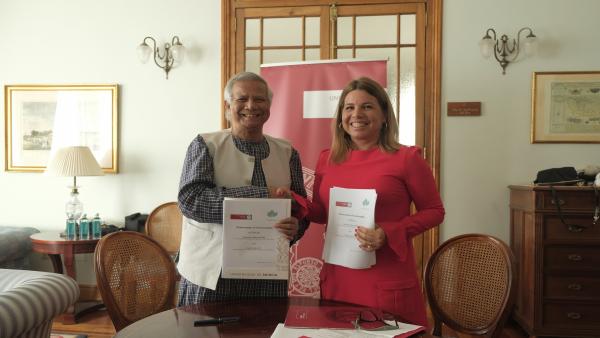 Alicia Rubio, vicerrectora de Empleo, Emprendimiento y Sociedad, durante la firma del convenio con Muhammad Yunus Alicia Rubio, vicerrectora de Empleo, Emprendimiento y Sociedad, durante la firma del convenio con Muhammad Yunus
