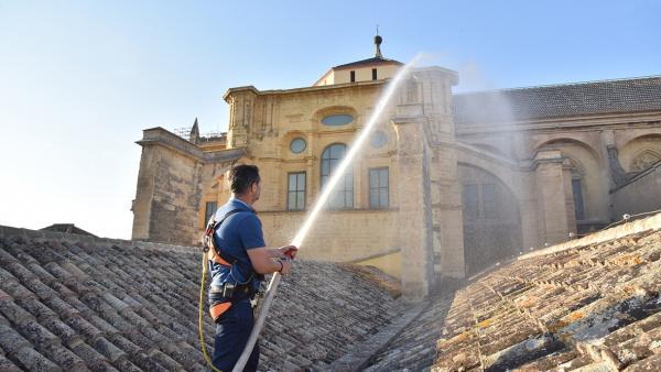 Un operario del equipo de mantenimiento del Cabildo participa en la prueba del sistema de extinción de incendios de la Mezquita-Catedral de Córdoba sobre el tejado de la misma Un operario del equipo de mantenimiento del Cabildo participa en la prueba del sistema de extinción de incendios de la Mezquita-Catedral de Córdoba sobre el tejado de la misma