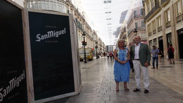 La concejala de Servicios Operativos y Fiestas, Teresa Porras, y el director del Centro de Producción de Mahou San Miguel en Málaga, José Manuel Huesa, en calle Larios La concejala de Servicios Operativos y Fiestas, Teresa Porras, y el director del Centro de Producción de Mahou San Miguel en Málaga, José Manuel Huesa, en calle Larios